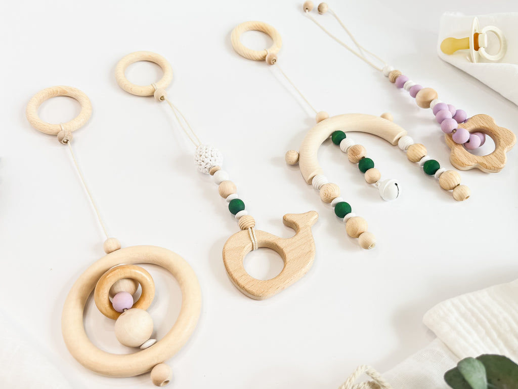 Spielbogenanhänger aus Holz in 4 verschiedenen Designs (A–D) – handgefertigtes Babyspielzeug zur Förderung von Greif- und Tastfähigkeiten