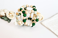 Handgemachter Greifball für Babys aus Holz, Silikon und Häkelperlen in natürlichen Farben – personalisierbar mit Namen, nachhaltiges Geschenk zur Geburt oder Taufe.