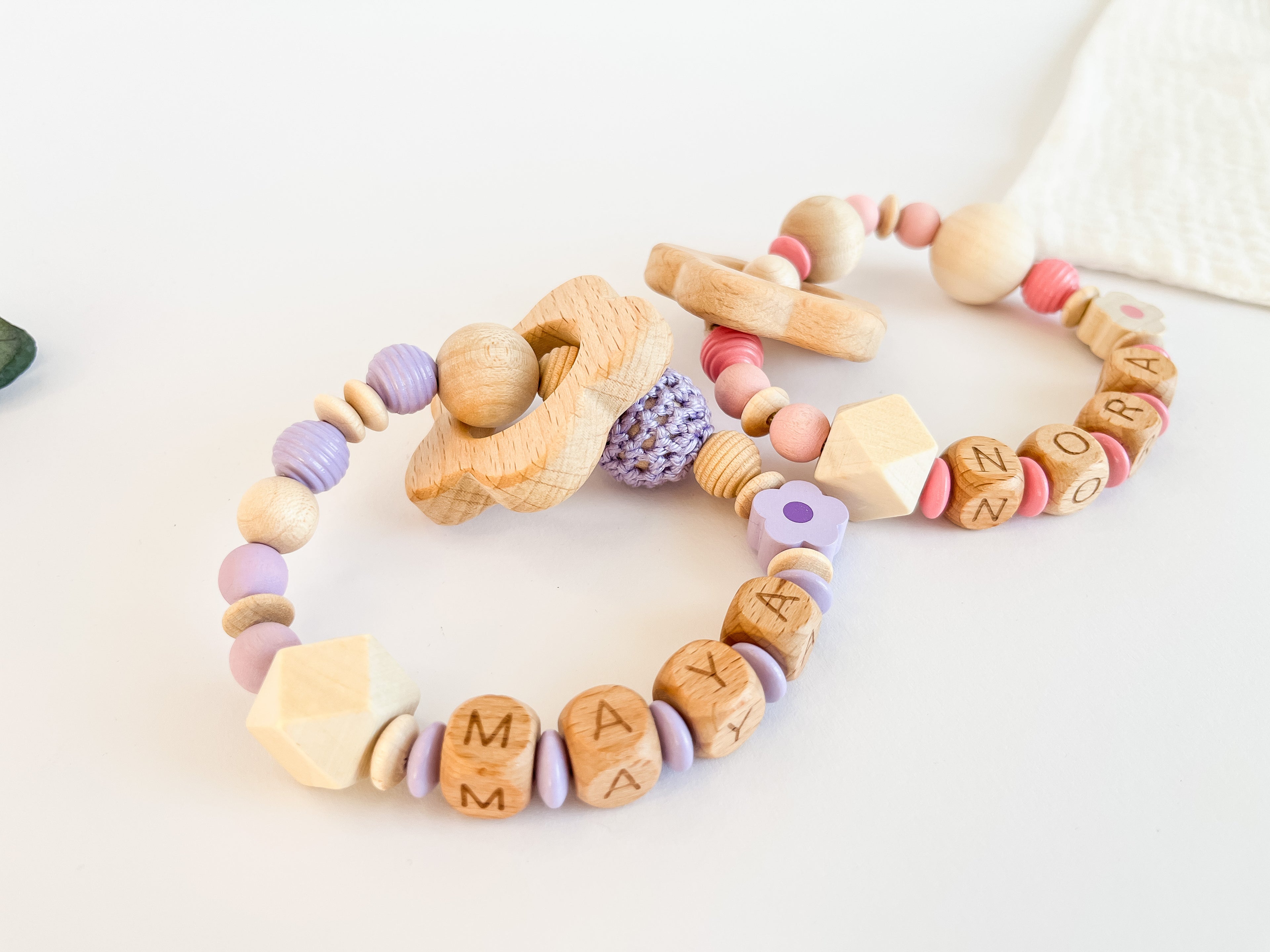 Greifring aus Holz und Silikon mit personalisiertem Namen als liebevolles Babyaccessoire.