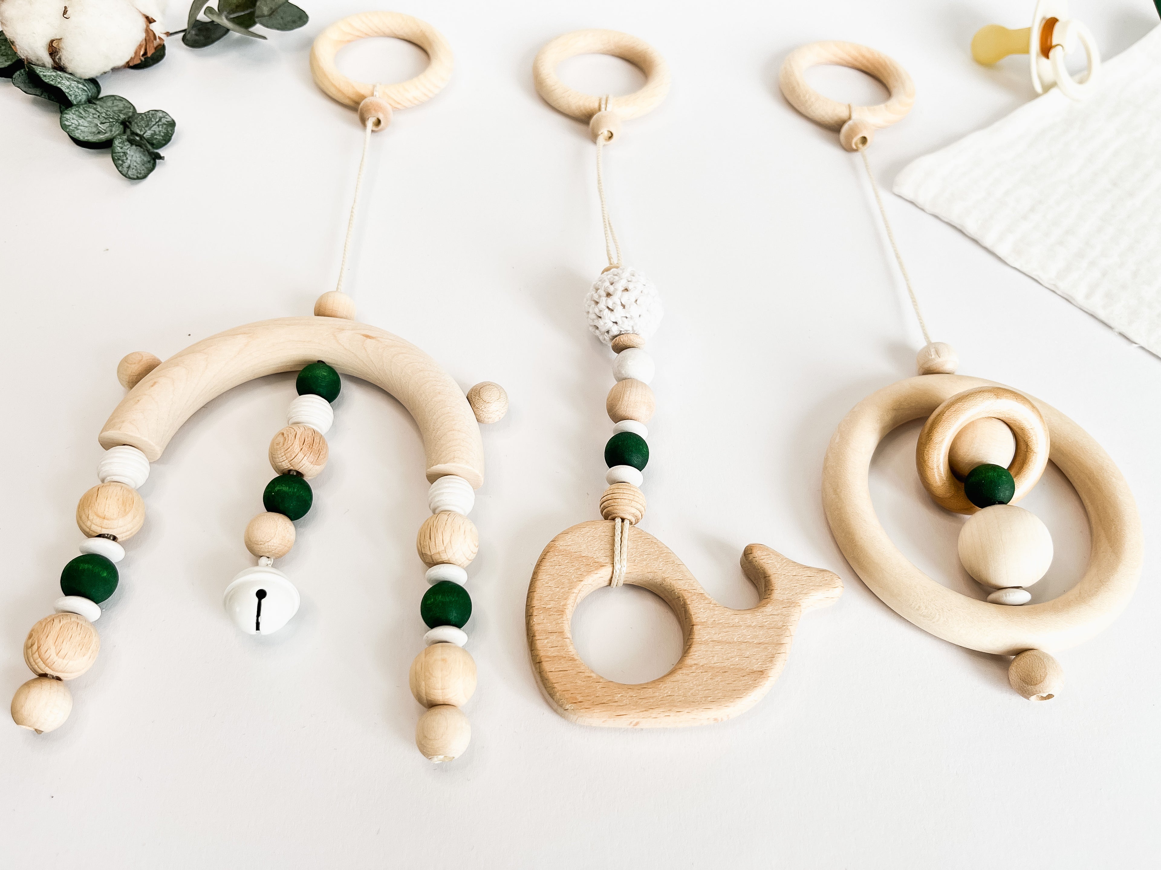 „Handmade Holz-Anhänger für Baby Gym & Maxi Cosi in unterschiedlichen Designs – liebevoll gestaltetes Motorikspielzeug für Babys