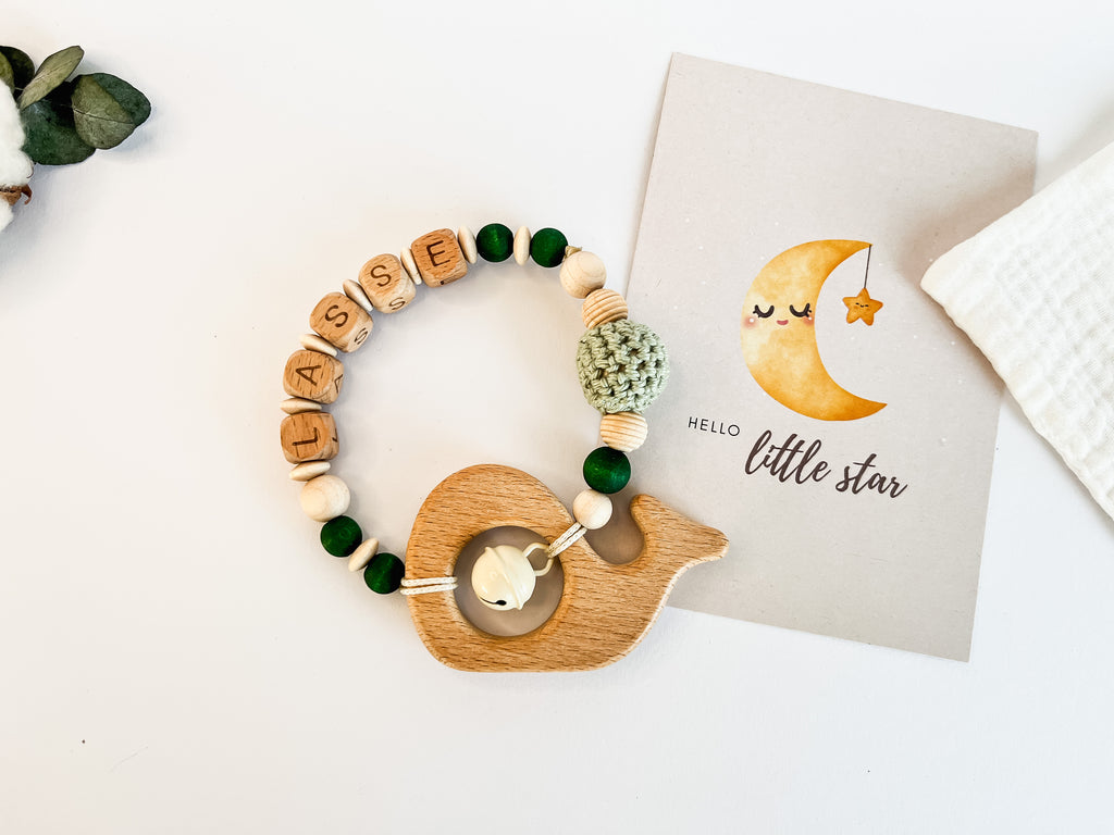 Detailansicht eines Greif- und Beißrings mit Holz-, Silikon- und Häkelperlen für Babys.