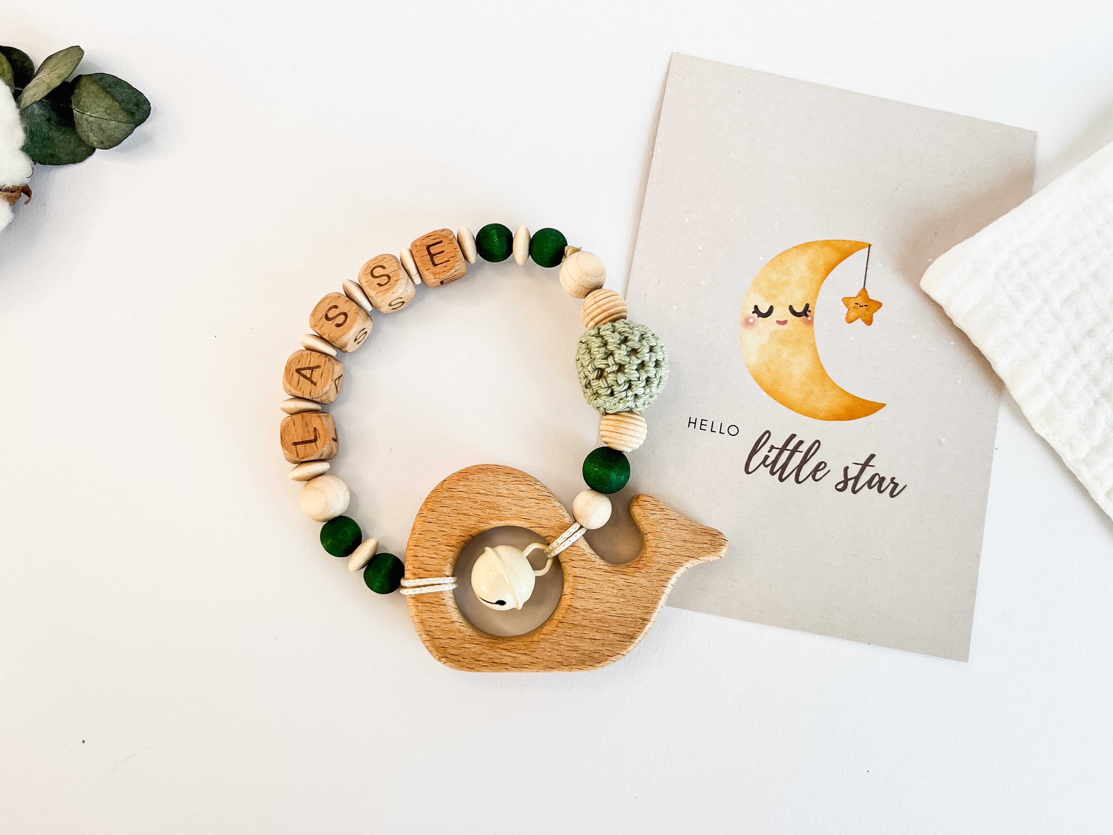 Detailansicht eines Greif- und Beißrings mit Holz-, Silikon- und Häkelperlen für Babys.