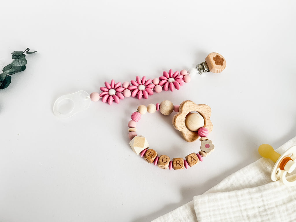 Geschenkset Baby personalisiert – Schnullerkette & Greifring aus Holz, Handmade