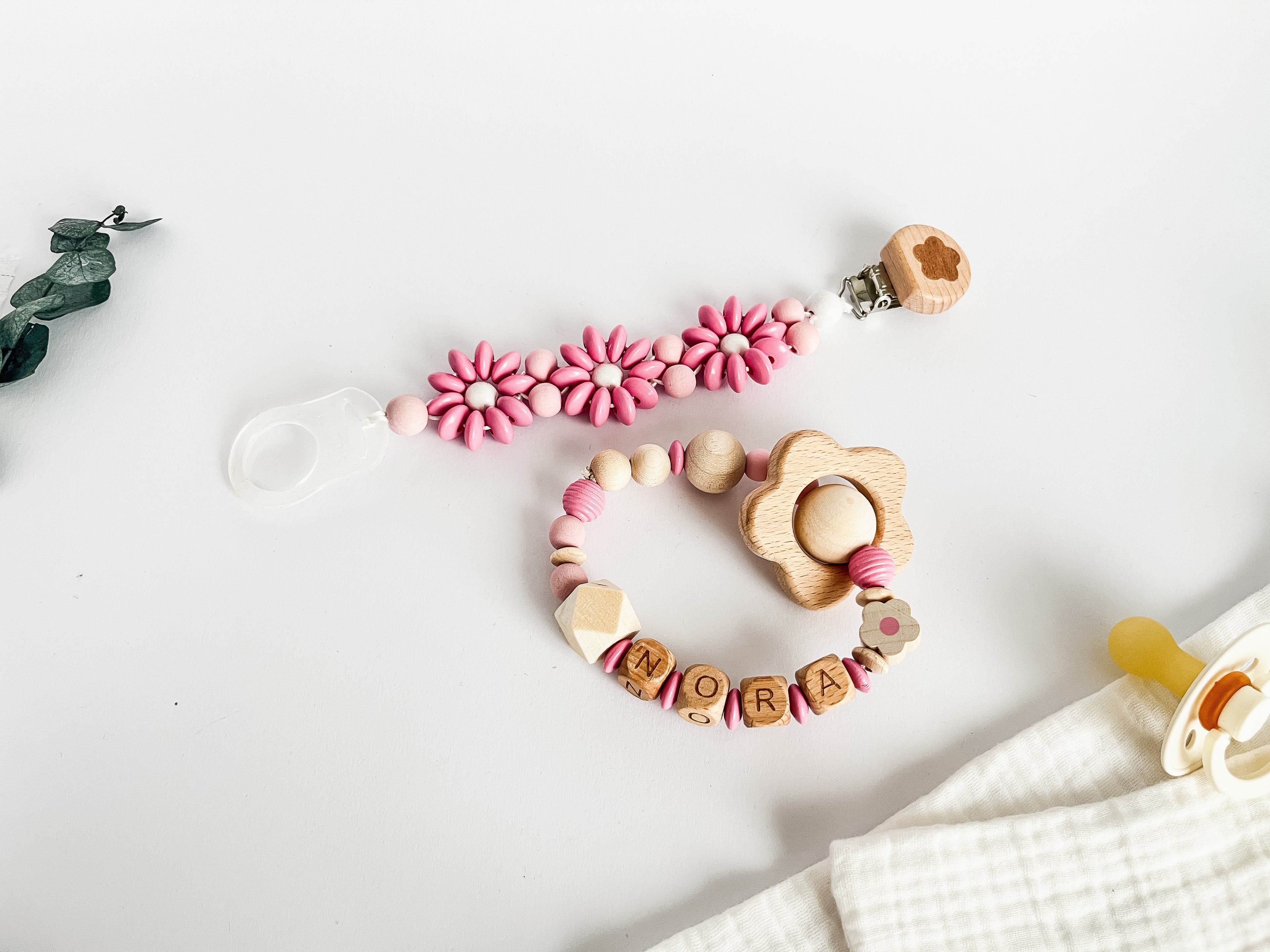 Geschenkset Baby personalisiert – Schnullerkette & Greifring aus Holz, Handmade