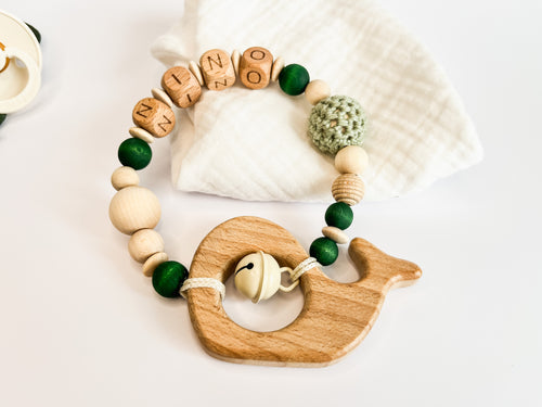 Personalisierter Greifring / Beißring aus Holz und Silikon für Babys, handgemacht und hochwertig verarbeitet.