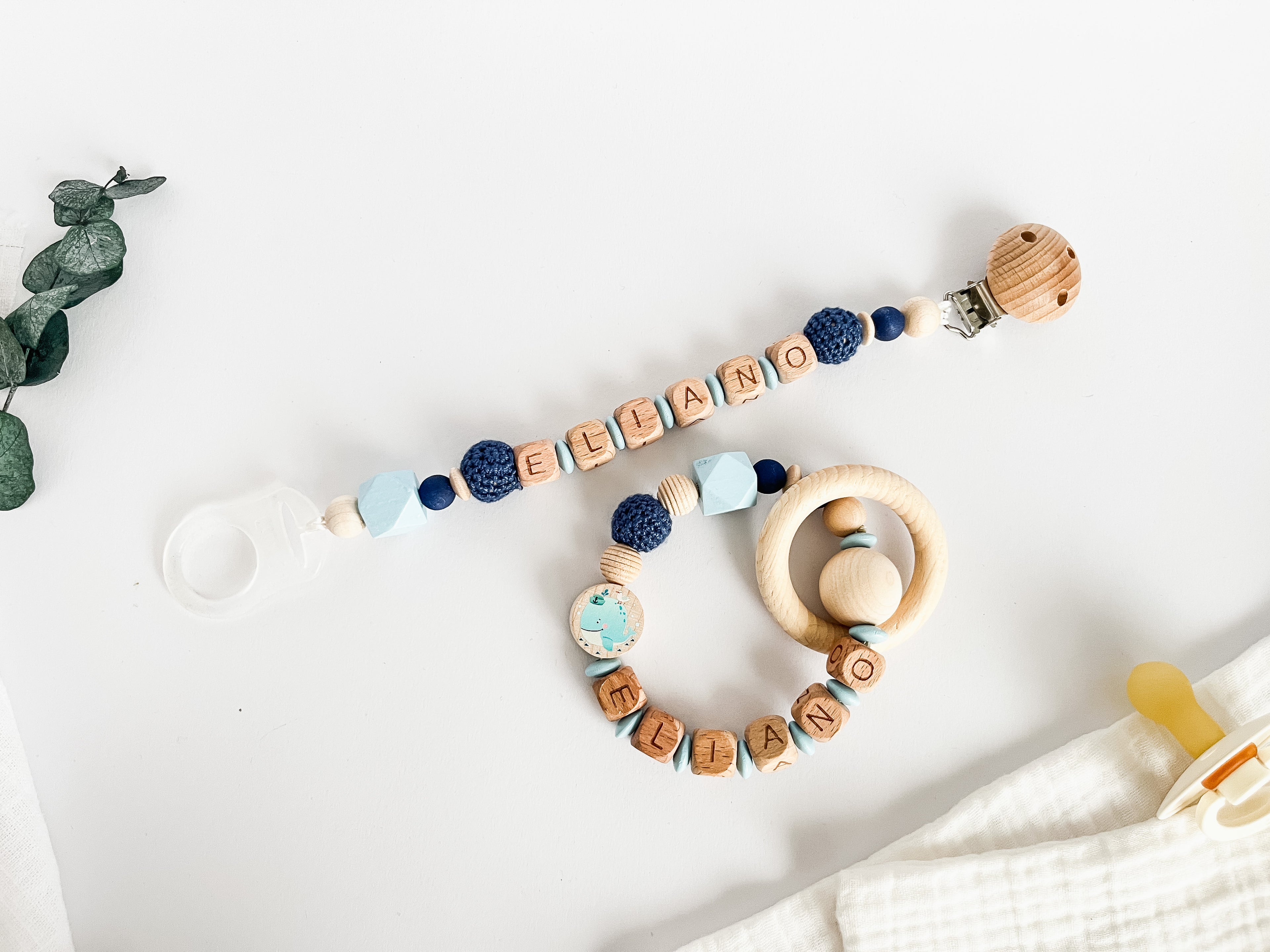 Geschenkset Baby personalisiert – Schnullerkette & Greifring aus Holz, Handmade