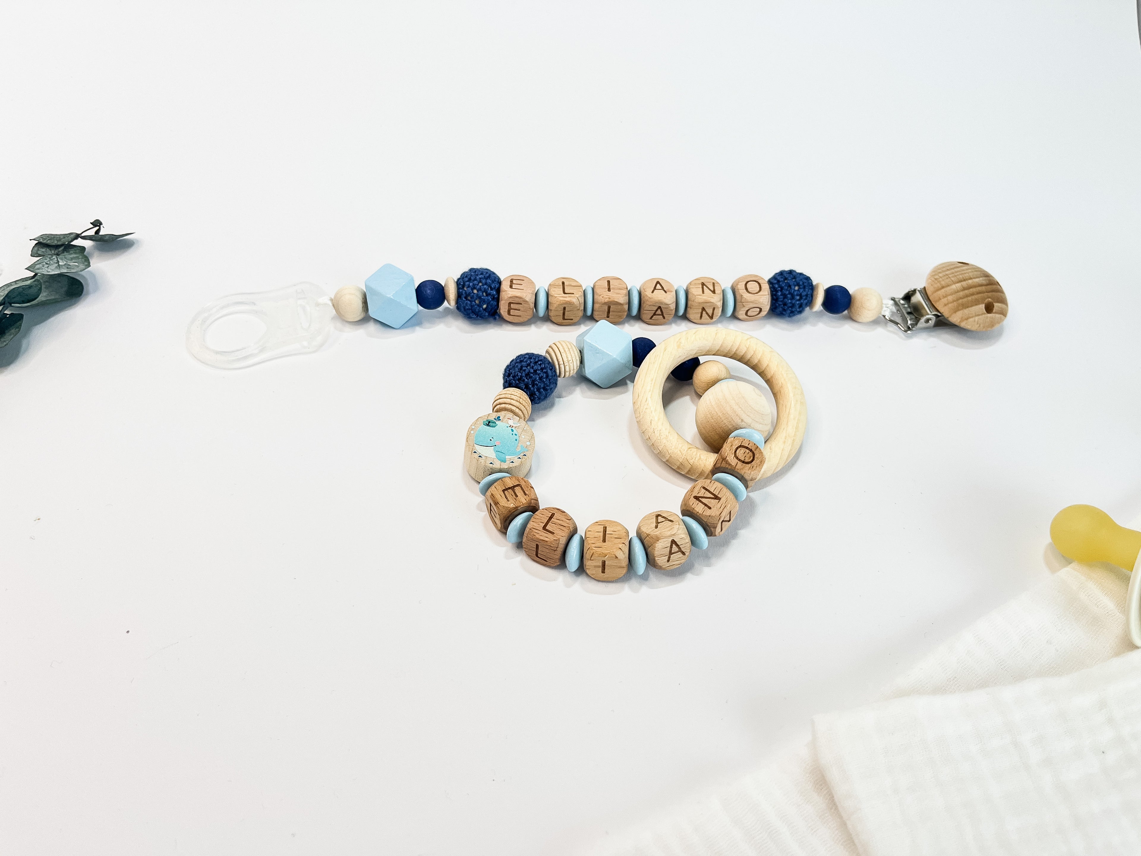 Geschenkset Baby personalisiert – Schnullerkette & Greifring aus Holz, Handmade