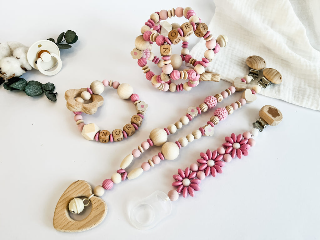 Baby Geschenkset bestehend aus Schnullerkette, Kinderwagenkette, Motorikring und Motorikball – perfekt für Neugeborene und junge Babys