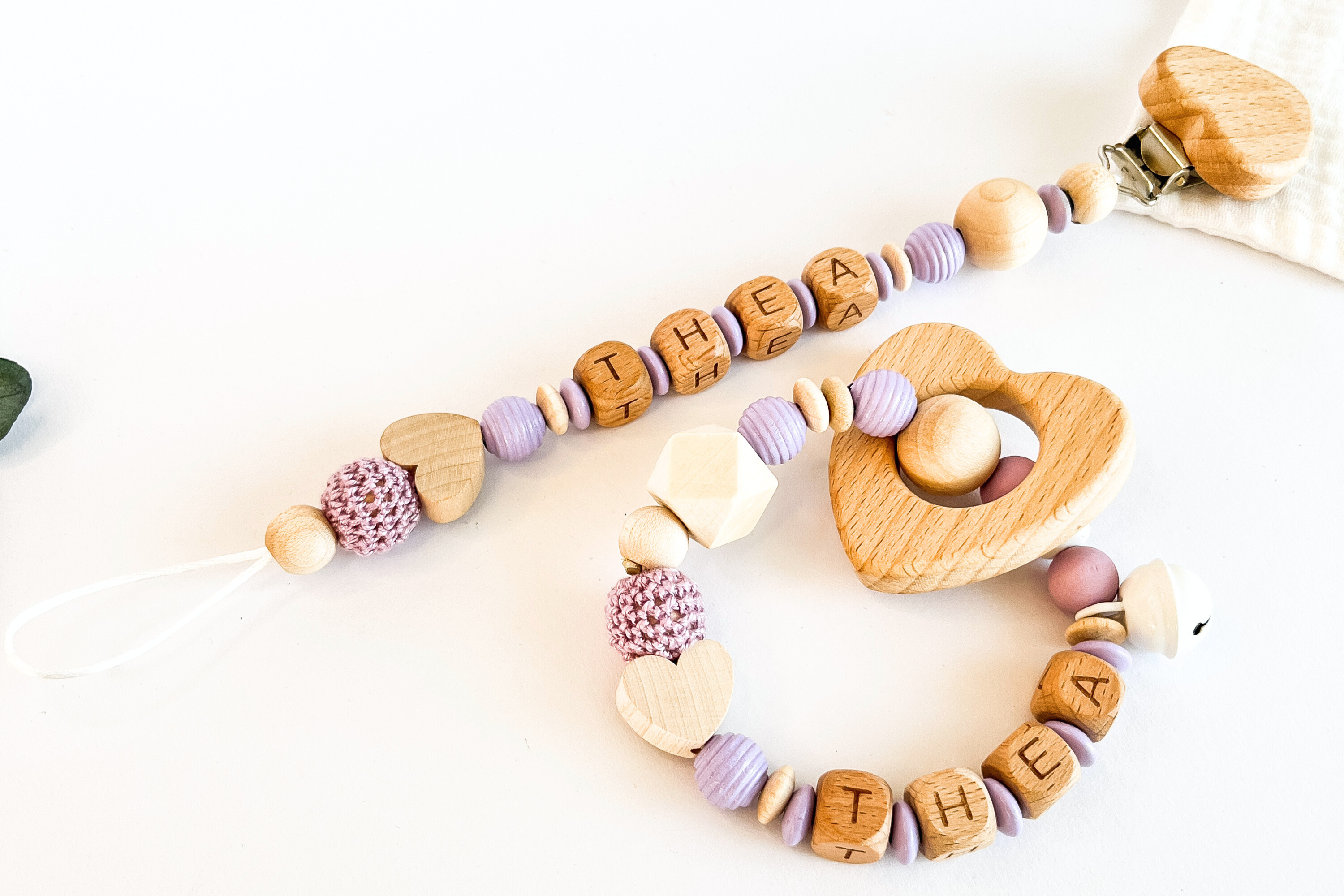Geschenkset Baby personalisiert – Schnullerkette & Greifring aus Holz, Handmade