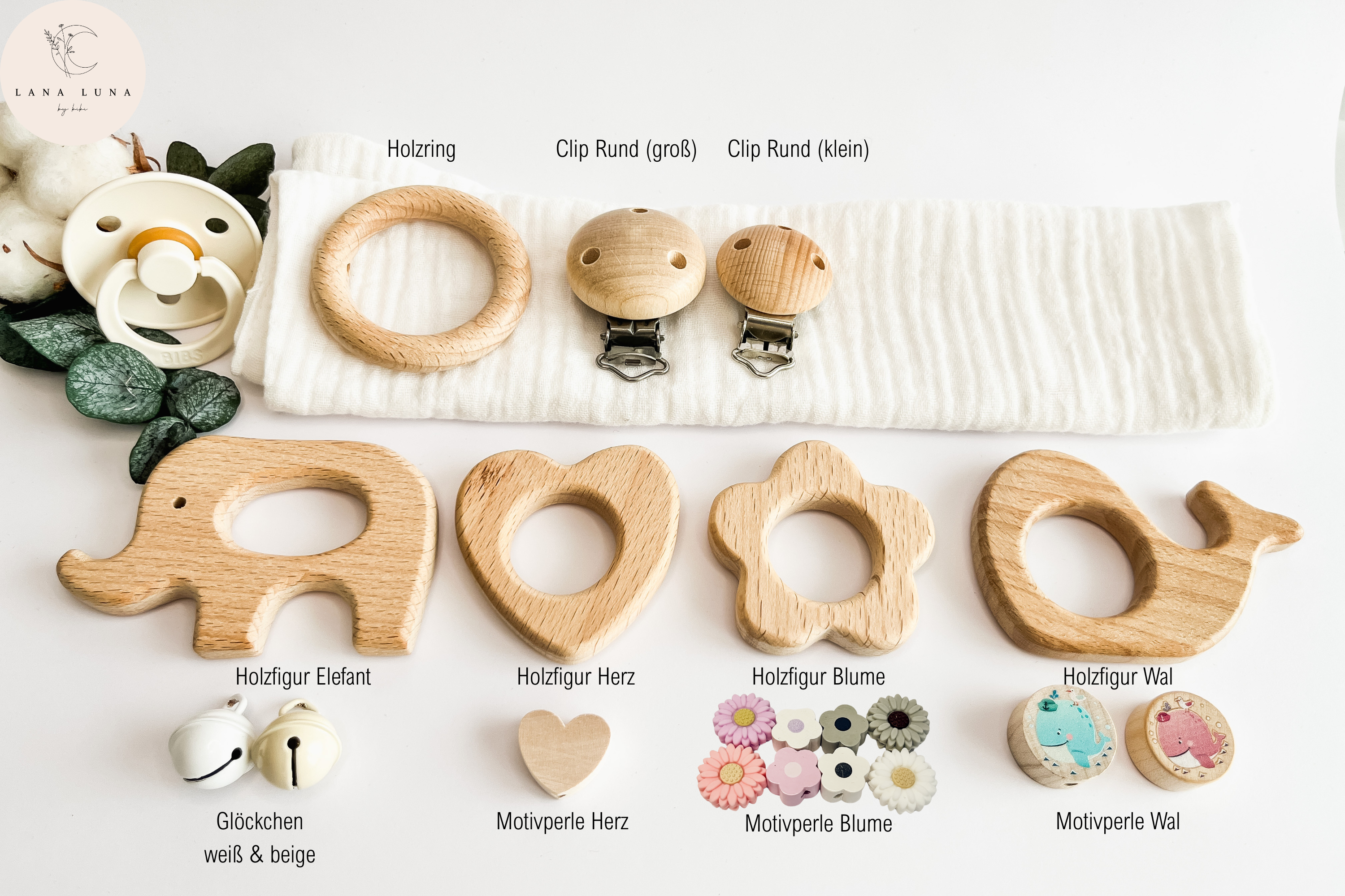 Übersicht unserer unterschiedlichen Holzfiguren und Zusätze wie Glöckchen und Motivperlen zur individuellen Gestaltung personalisierter Produkte.