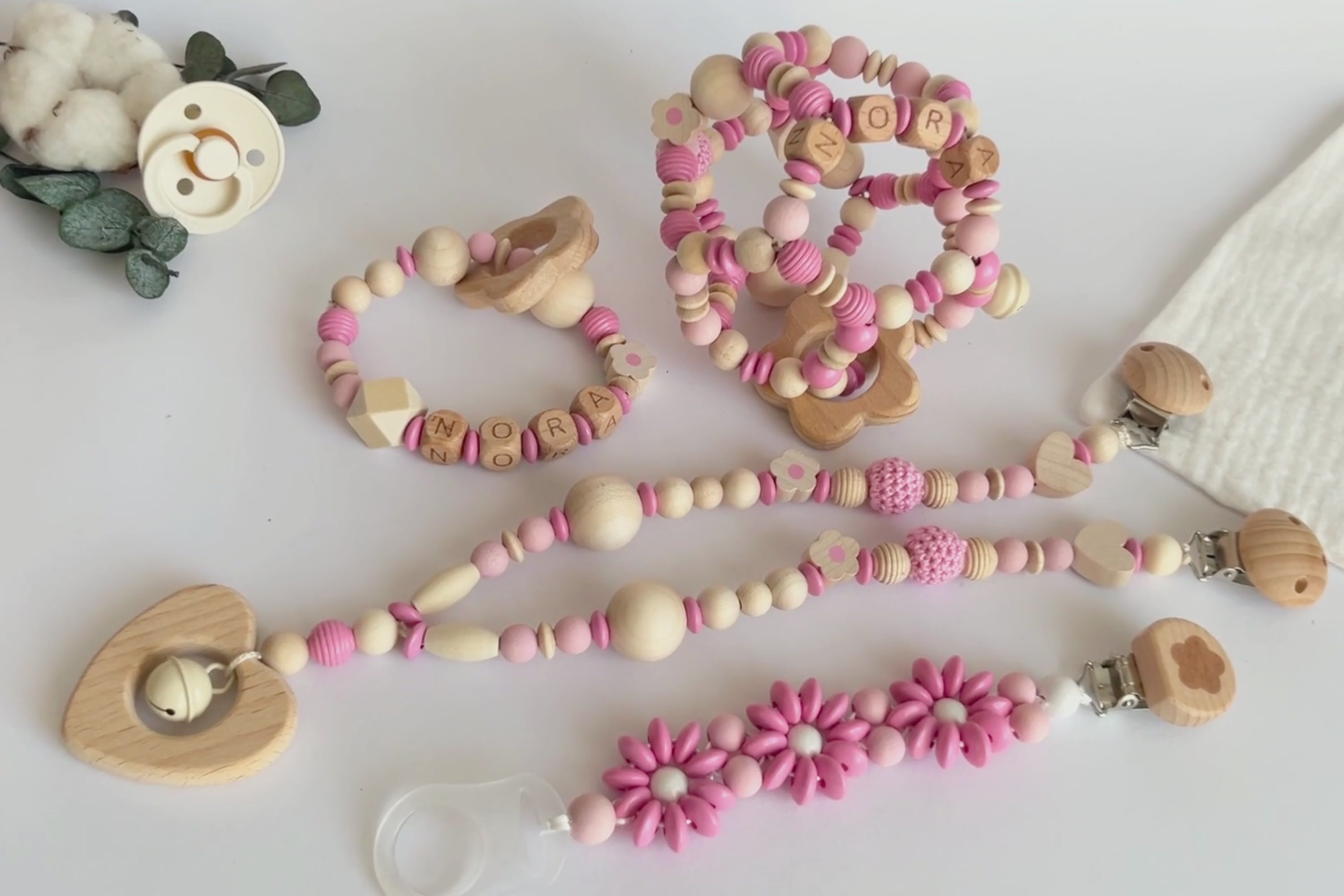 Umfassendes Babyspielzeug-Set: Schnullerkette, Kinderwagenkette, Motorikring und Motorikball – pädagogisch wertvolles Geschenk für Babys